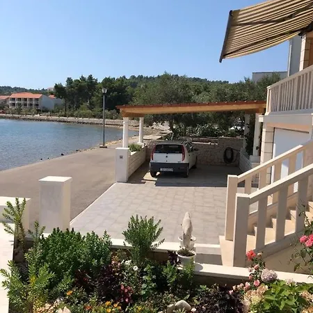 In With Seaview, Terrace, Air Condition, Wifi Apartment *