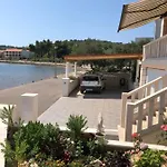 In With Seaview, Terrace, Air Condition, Wifi Apartment *