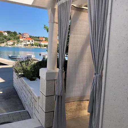 In With Seaview, Terrace, Air Condition, Wifi Lumbarda