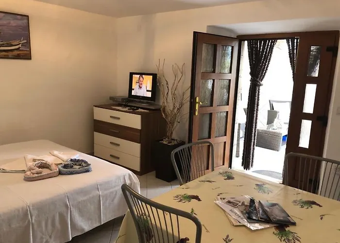 In With Seaview, Terrace, Air Condition, Wifi *