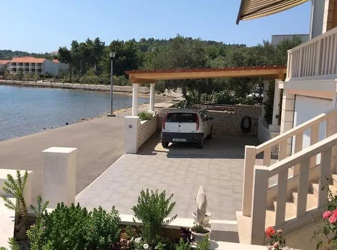 In With Seaview, Terrace, Air Condition, Wifi Appartement *