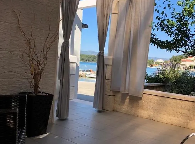 In With Seaview, Terrace, Air Condition, Wifi *